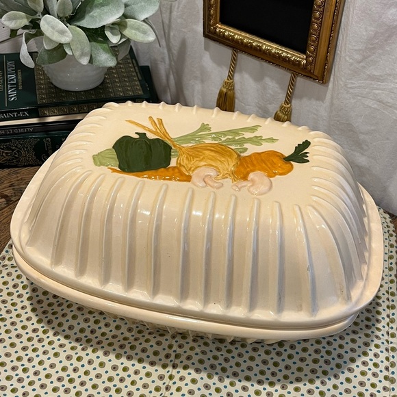 🥕 Vintage Handmade Ceramic Roaster with Vegetable Motif - Picture 3 of 15